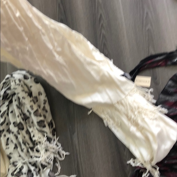 Bundle of 5 cream and leopard print scarves - Picture 5 of 9